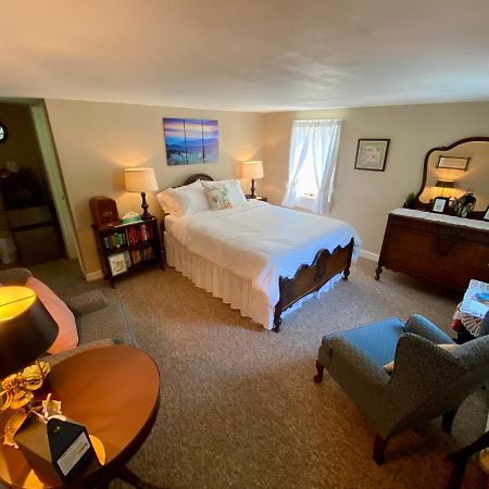 Family Farmhouse Inn Mount Jackson Bagian luar foto